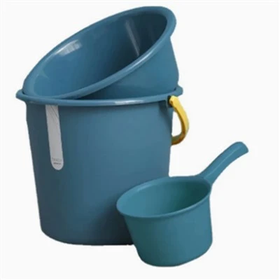Belo plastično vedro s pokrovom